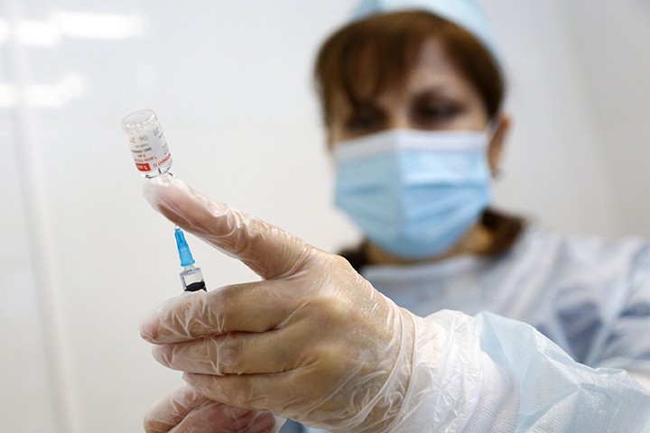 Вакцинацию партией AstraZeneca прекратили в Австрии после смерти женщины