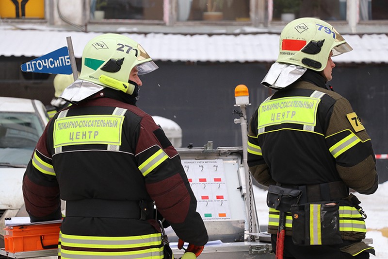 Более 20 пожарных машин тушат возгорание в Люберцах на площади 6000 «квадратов»