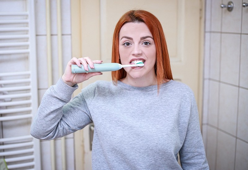 Качественно и не реже двух раз в день: эксперт рассказал о важности чистки зубов
