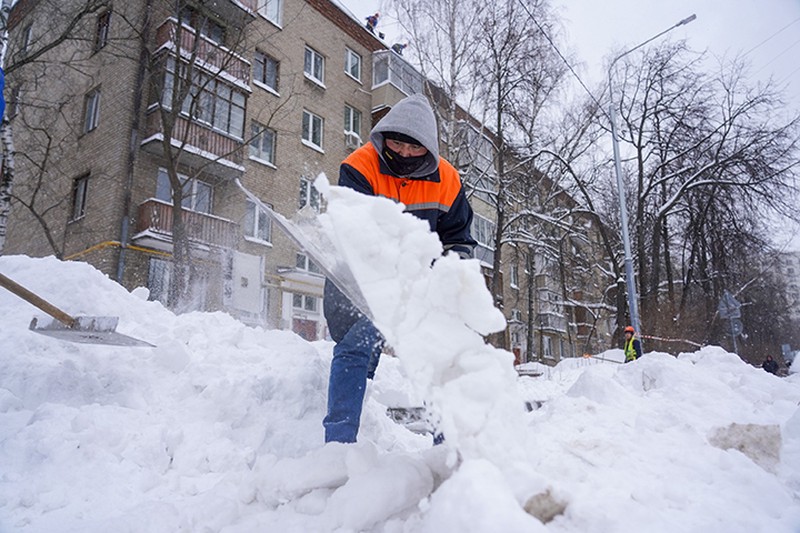 Петр Бирюков: Столица не испытывает дефицита рабочих для уборки снега с улиц