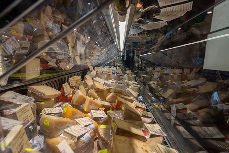 Почти 200 килограмм санкционных сыров выявили на Бутырском рынке в Москве