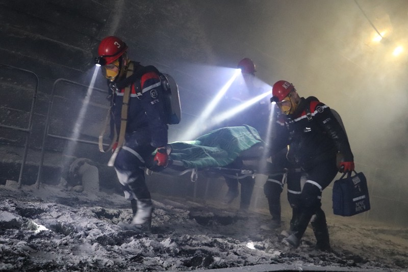 Девять человек пострадали на Украине при обрыве лифта на шахте 