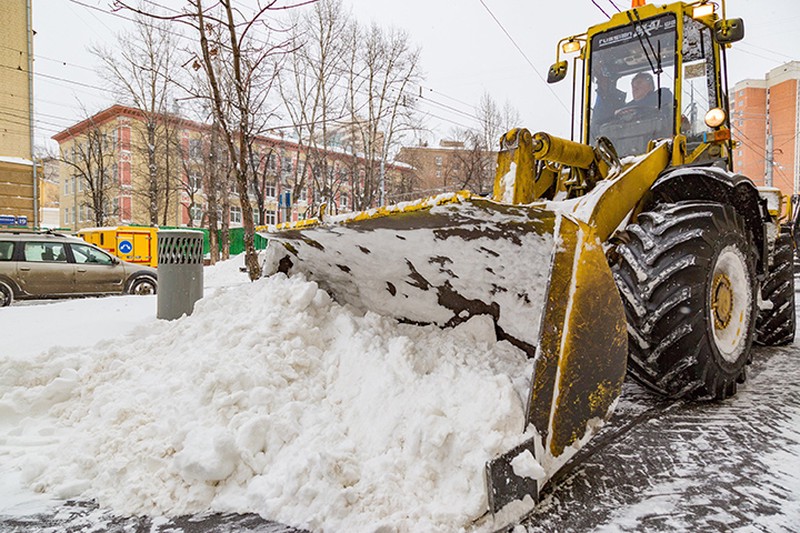 Около двух тысяч единиц техники вышли на уборку снега в Подмосковье