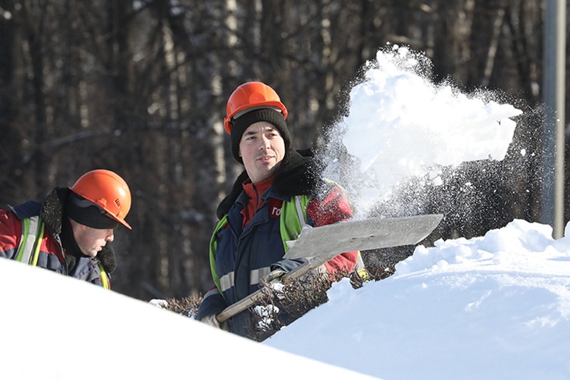 Более 8,5 тысячи дворников убирали снег с улиц в Подмосковье за одну ночь