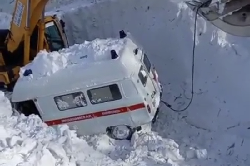Лавина на Сахалине обрушилась на автомобиль скорой помощи