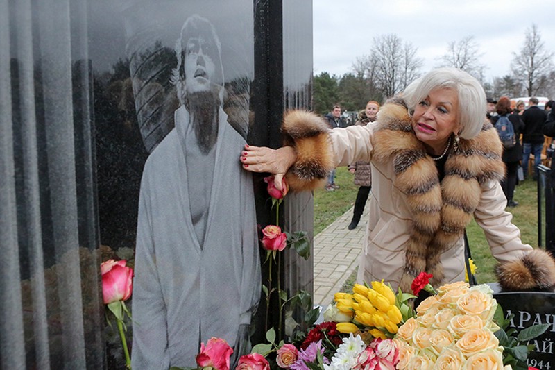 Вдова Караченцова назвала унизительной идею о создании кладбища для звезд