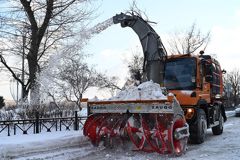 Коммунальщики начали очередное подметание улиц Москвы от снега