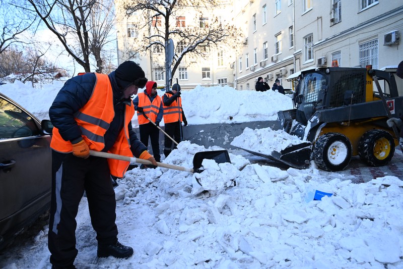 Городские службы продолжают уборку снега с улиц и дворовых территорий в столице