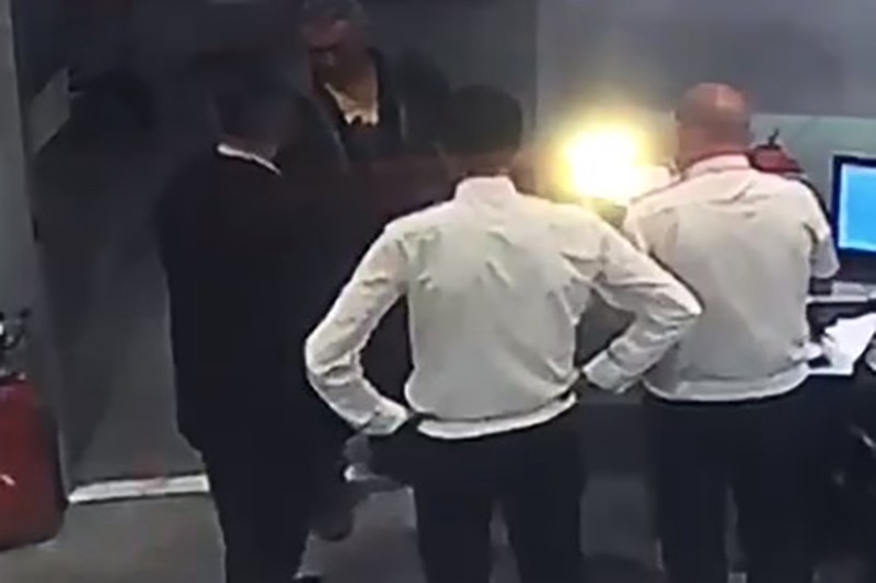 Появилось видео драки таможенника и пьяного пассажира в аэропорту Домодедово