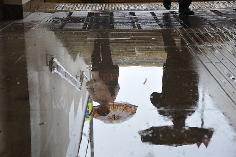 МЧС предупредило москвичей о дожде и мокром снеге в течение суток