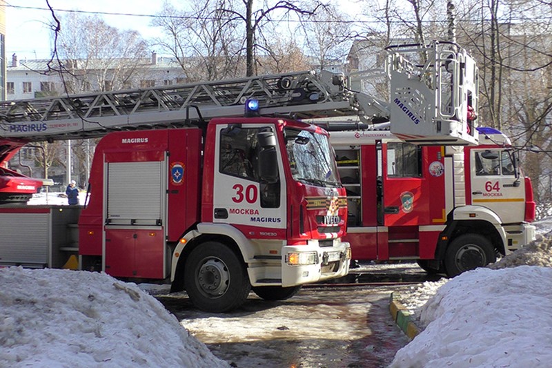 Загорелось здание на юге Москвы