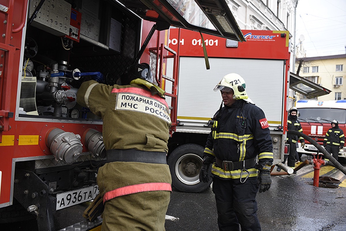 Девять человек спасли из пожара в доме на юго-западе Москвы