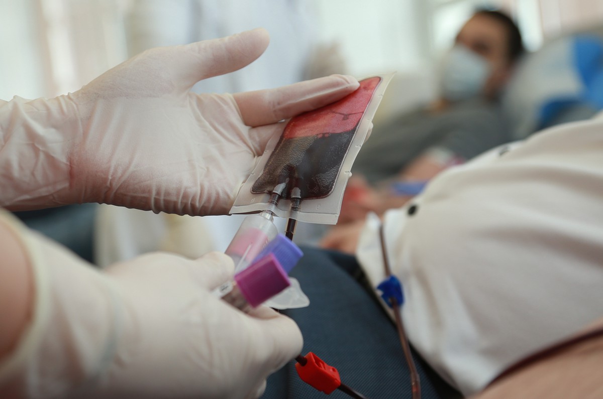Заслуженный врач объяснил, почему ВОЗ против переливания плазмы крови от переболевших ковидом