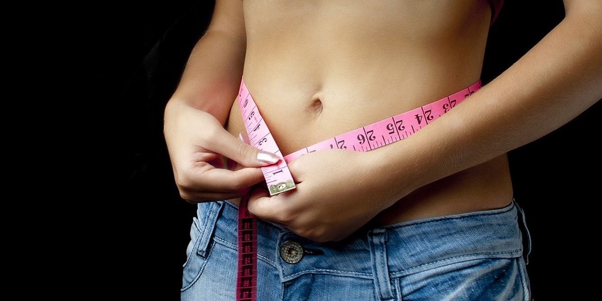 «Жир не уйдет»: диетолог объяснила, почему бесполезно худеть перед отпуском