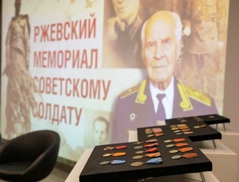 Сын военного летчика передал в дар Музею Победы более 30 наград отца