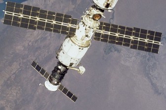 Российский космонавт засверлил первую трещину на модуле МКС