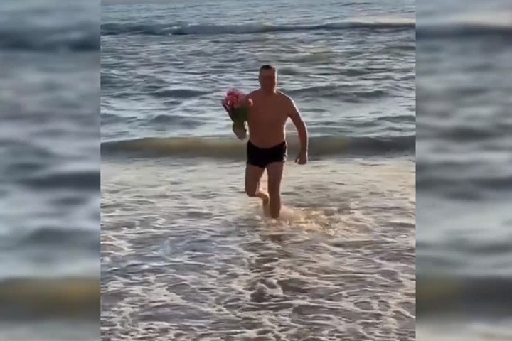 «Девочки, чей потеряшка?»: мужчина вышел из моря с цветами и покорил Сеть