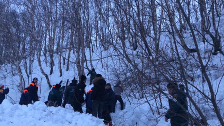 Один человек погиб в результате схода лавины у школы на Камчатке
