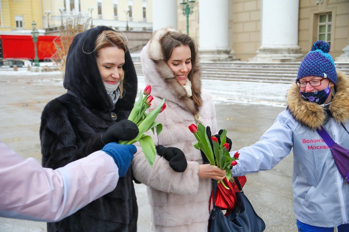 Около 300 тысяч цветов подарили женщинам московские волонтеры