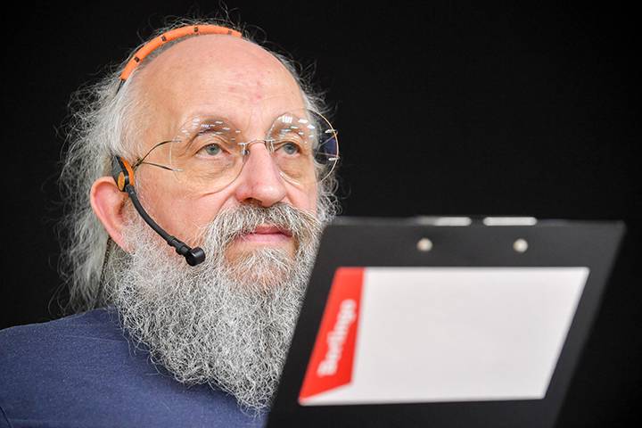 «Запретите писателям материться»: Анатолий Вассерман — о современном образовании и своих карманах