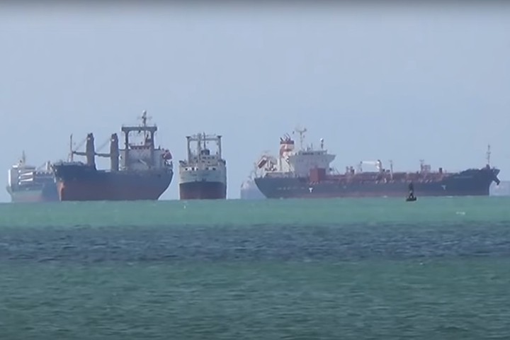 Навигацию в Суэцком канале могут восстановить через несколько часов