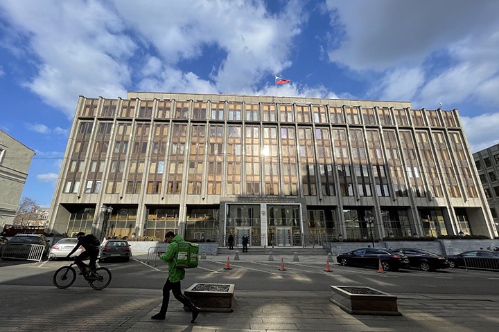 Совфед одобрил закон, дающий право президенту РФ претендовать еще на два срока