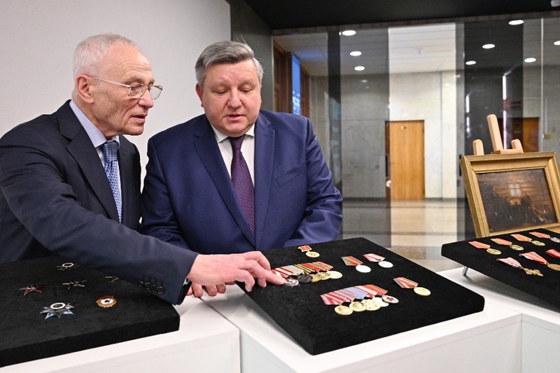 Сын героя войны передал медали отца Музею Победы
