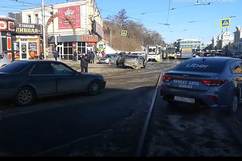 Трамвай протаранил девять автомобилей в Иркутске