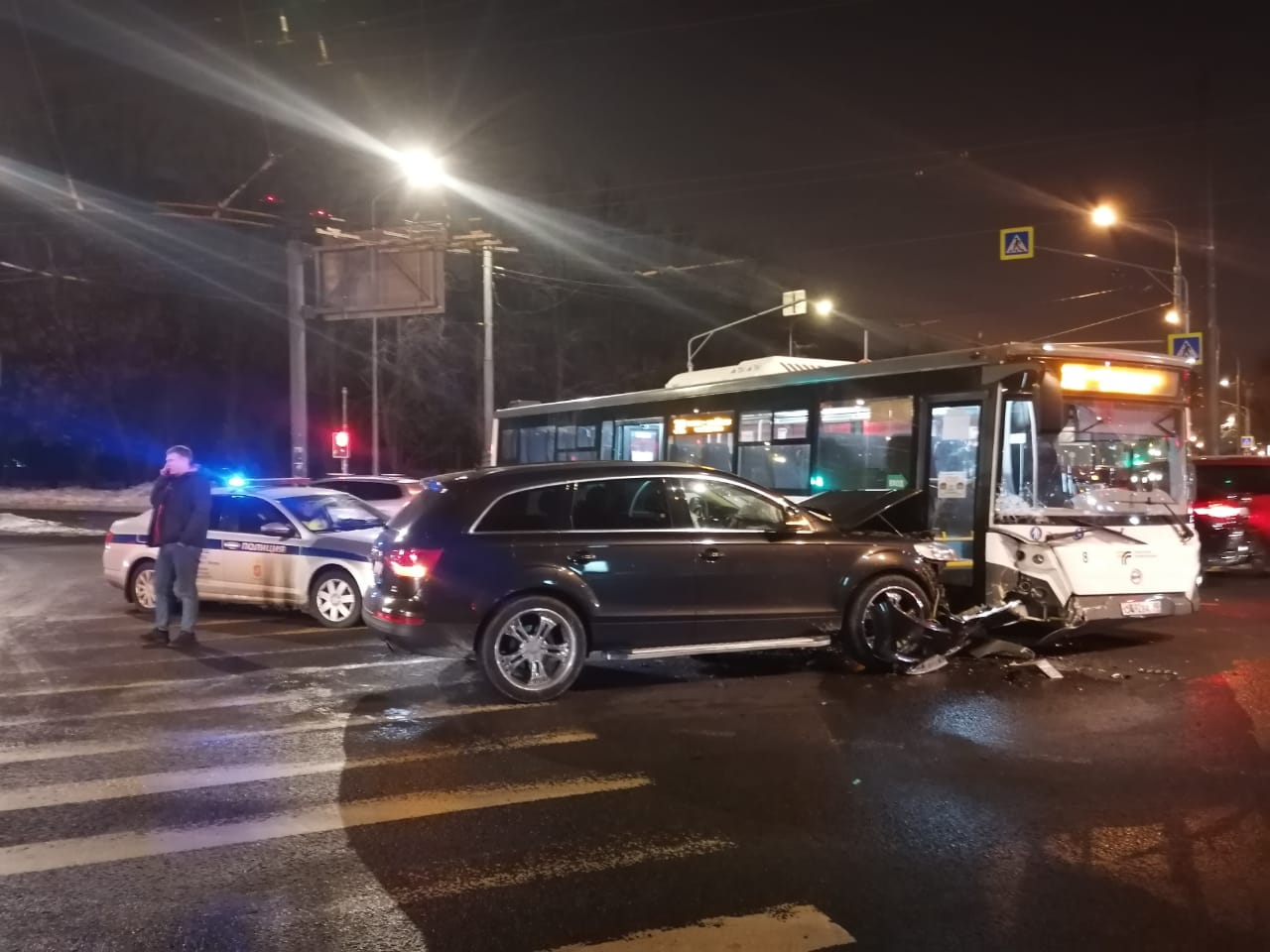 Три машины и рейсовый автобус столкнулись на севере Москвы