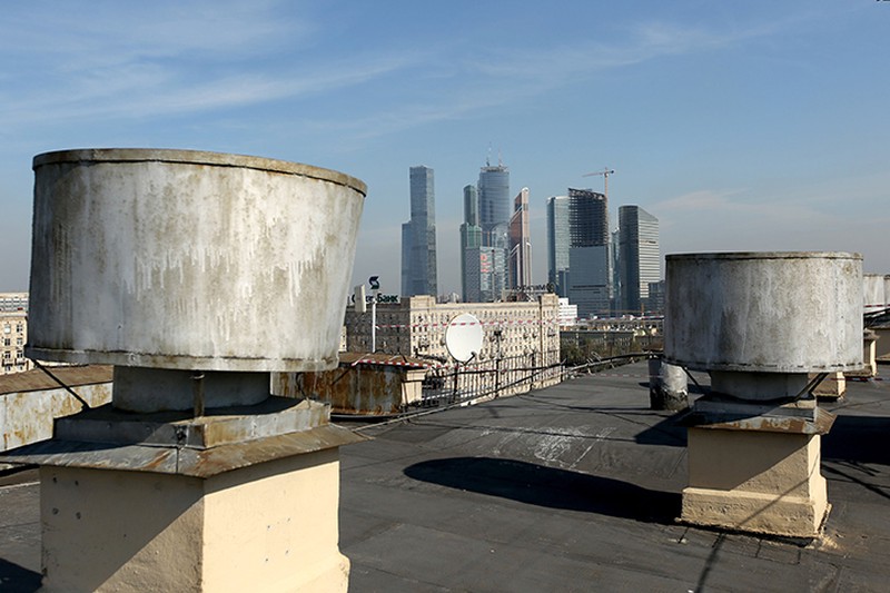 Более тысячи крыш многоквартирных домов отремонтируют до конца года в Подмосковье