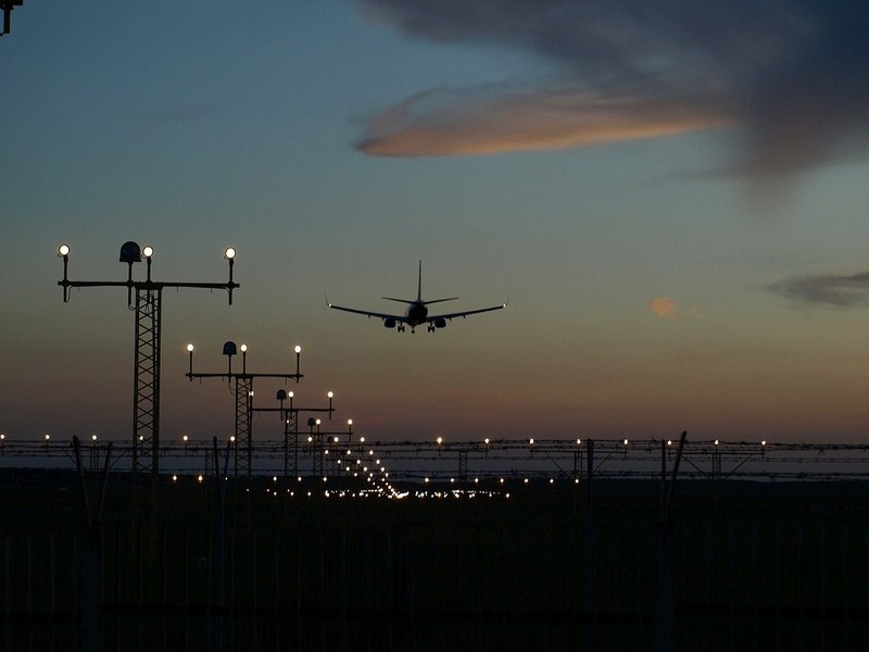 СМИ: Самолет, совершающий рейс Сочи — Санкт-Петербург, возвращается в аэропорт отправления