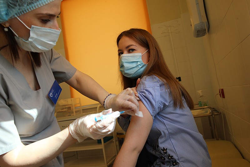 Москвичи смогут привиться от COVID-19 вакциной «КовиВак» в пяти поликлиниках