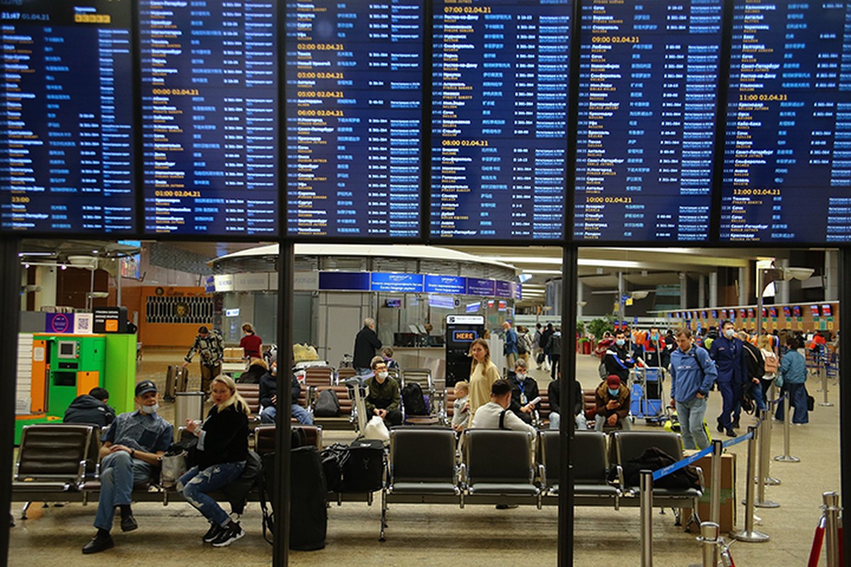 Почти полсотни рейсов задержали и отменили в московских аэропортах