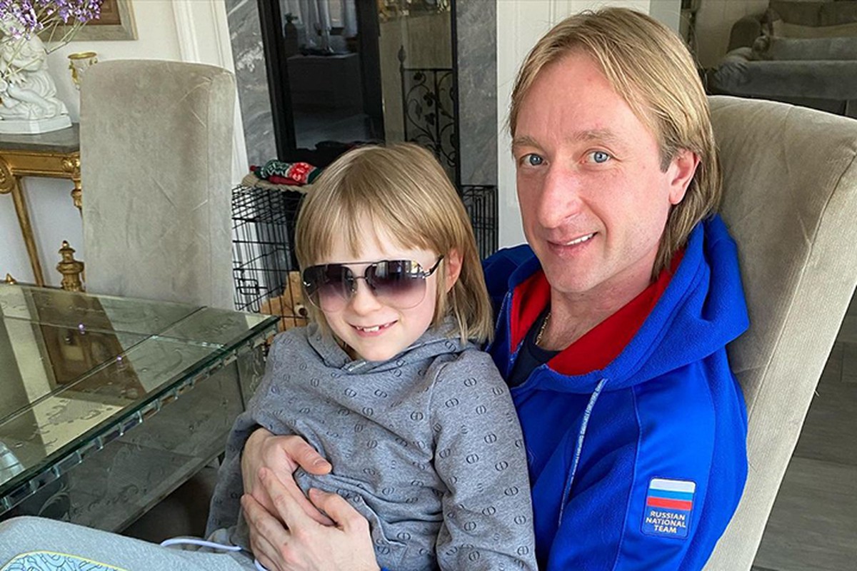 «Мало еды и игрушек»: сын Плющенко посочувствовал отцу из-за бедного детства
