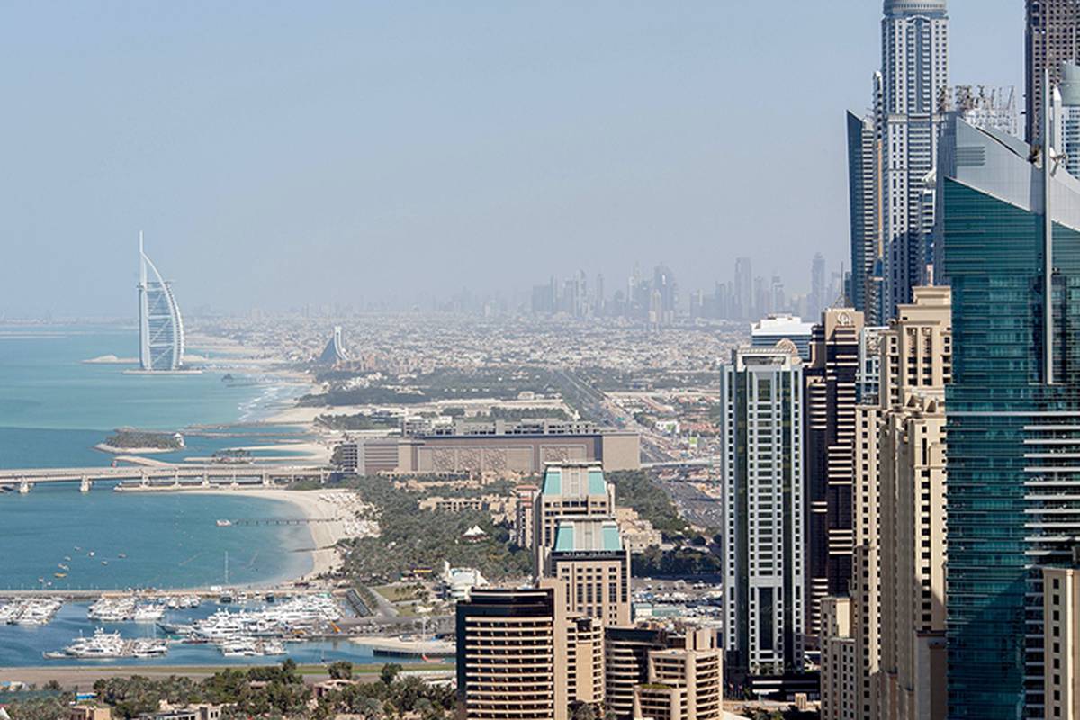 На территории порта в Дубае прогремел мощный взрыв