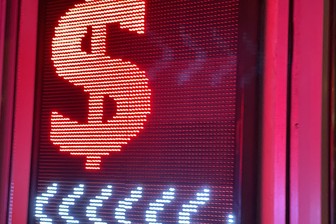 Средневзвешенный курс доллара снизился до 72,05 рубля
