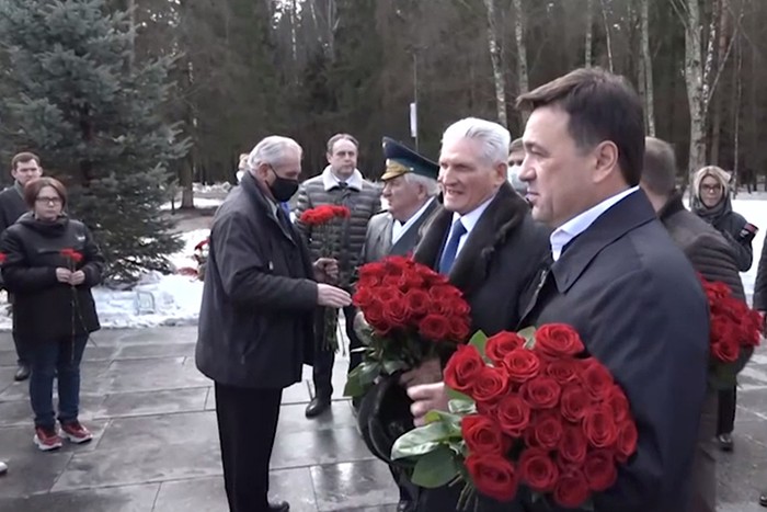 Андрей Воробьев и ветераны-космонавты возложили цветы к памятнику Гагарина