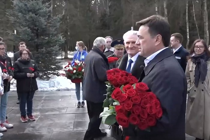Андрей Воробьев возложил цветы к памятнику «Звездные люди Земли» в Королеве