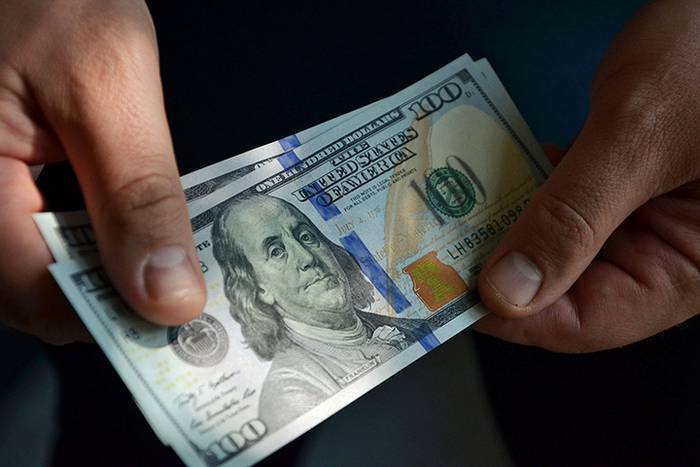 Минфин планирует создать стимулы для перехода валютной ликвидности из доллара в евро