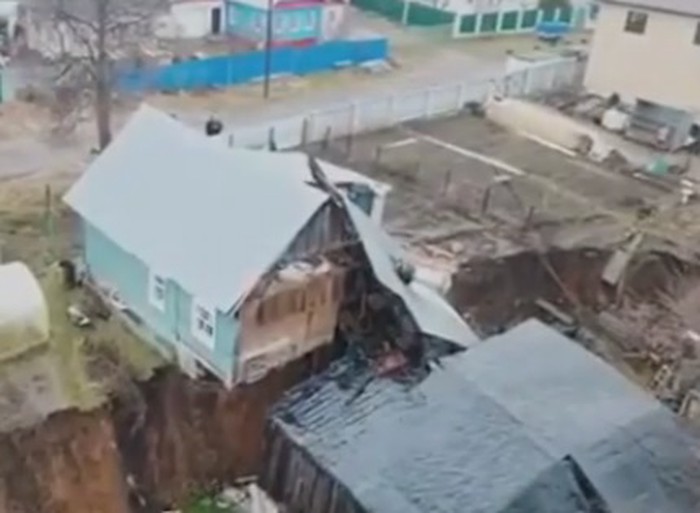 Два дома развалились пополам из-за схода грунта в Нижегородской области