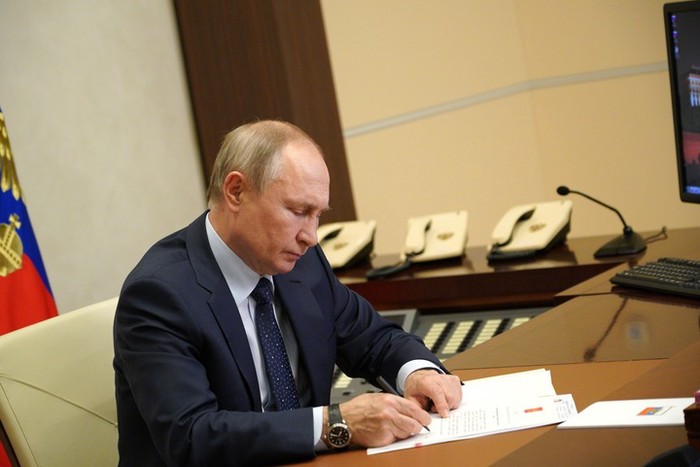 Владимир Путин подписал закон о поддержке семей с детьми