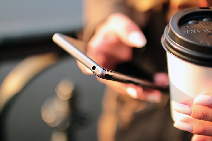 Назван способ спасти смартфон при попадании в него воды
