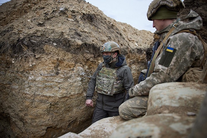 Зеленский посетил военных в Донбассе