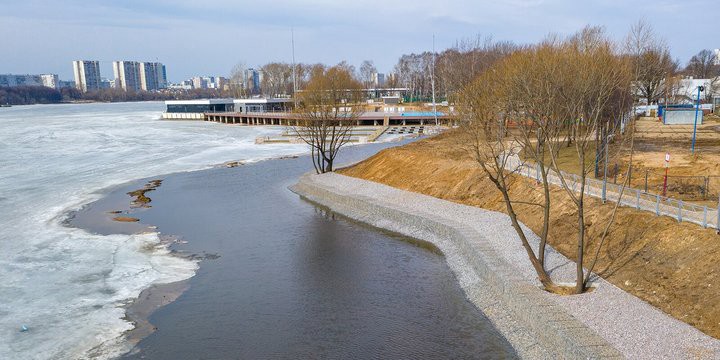 Береговую линию укрепили в парке Северного речного вокзала в Москве