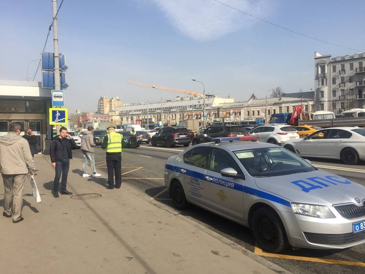 «Смяло в гармошку»: очевидцы рассказали подробности ДТП с автобусом в центре Москвы