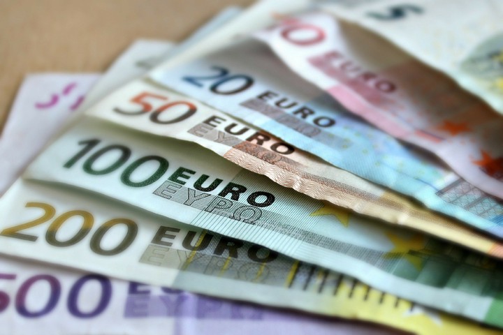 Официальный курс евро снизился до 90,47 рубля