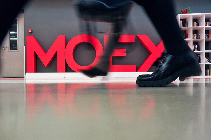 Курс доллара на открытии торгов Мосбиржи приблизился к 75 рублям