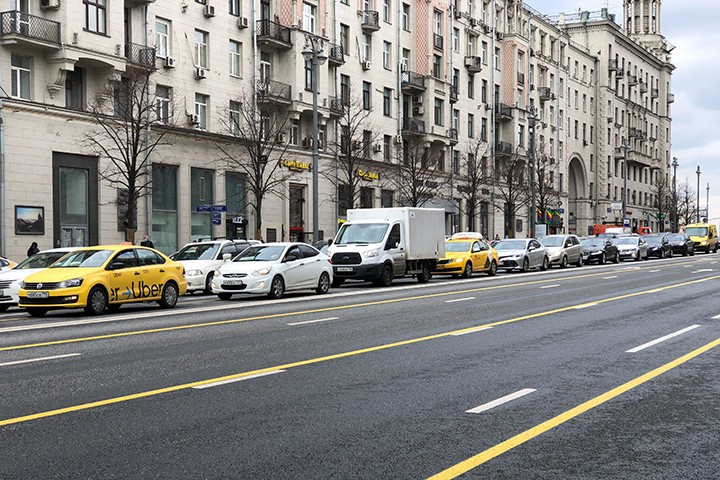 Временную желтую разметку для военной техники начали наносить на Тверской улице