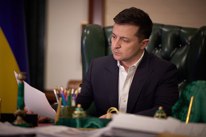 «Снесут и свергнут»: кто и почему не даст Зеленскому выполнить Минские соглашения