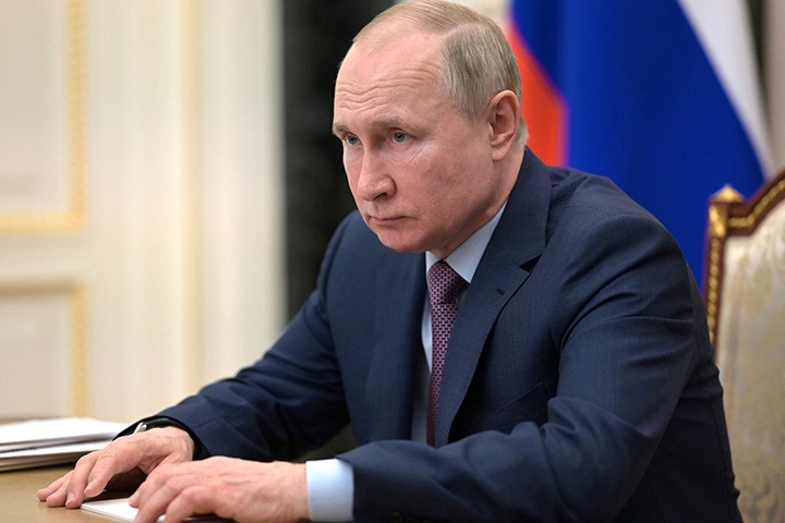 Путин поручил выплатить по десять тысяч рублей семьям с детьми старше шести лет